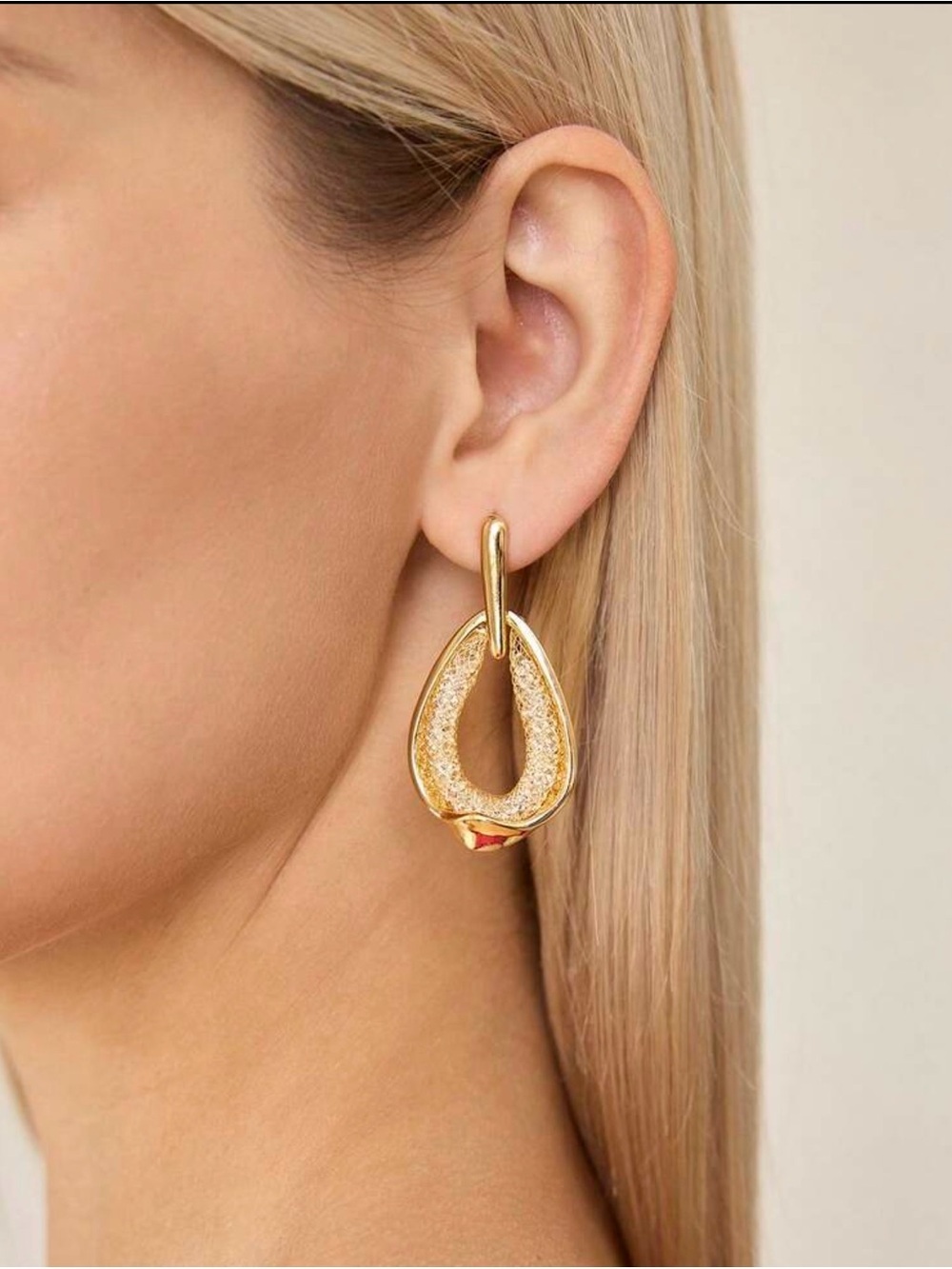 ✨ Gold Tone Open Teardrop Mesh Statement Earrings - Picture 4 of 4